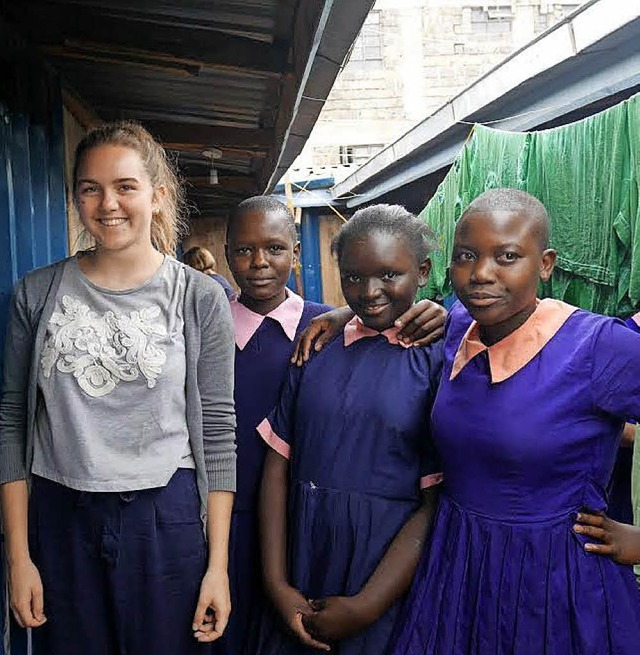 Franka Riesterer bei ihren Freundinnen im Slum von Nairobi   | Foto: Privat