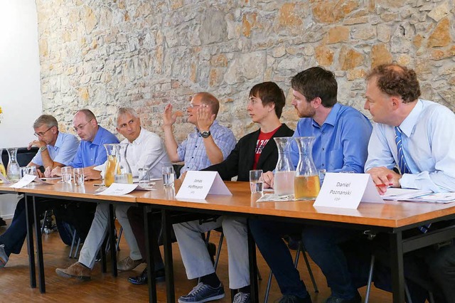 Moderator Matthias Zeller (Mitte) leit...e Diskussion der Bundestagskandidaten.  | Foto: Kathrin Ganter