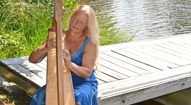 Bettinas Tobian-Leute  lsst ihre bhm... auf dem Steg beim Seeufer erklingen.   | Foto: Liane Schilling