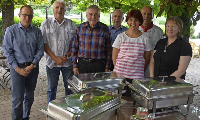 Brgermeister Oliver Friebolin (von li...dem Seniorenmittagstisch zugute kommt.  | Foto: Schopferer