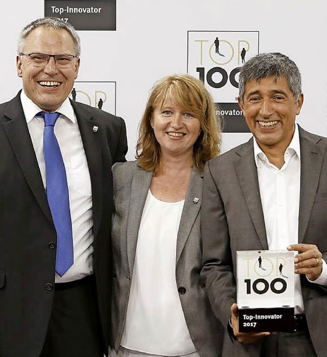 bergabe des Top-100-Innovator-Awards ...it Mentor Ranga Yogeshwar (von links)   | Foto: dimer