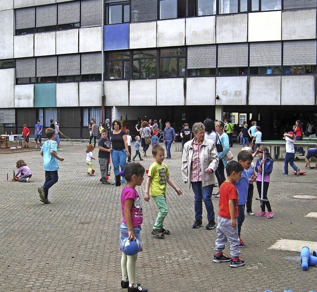 Der Hof der  Gerhard-Jung-Schule soll ...oto stammt vom Schulfest im Mai 2015.   | Foto: zvg