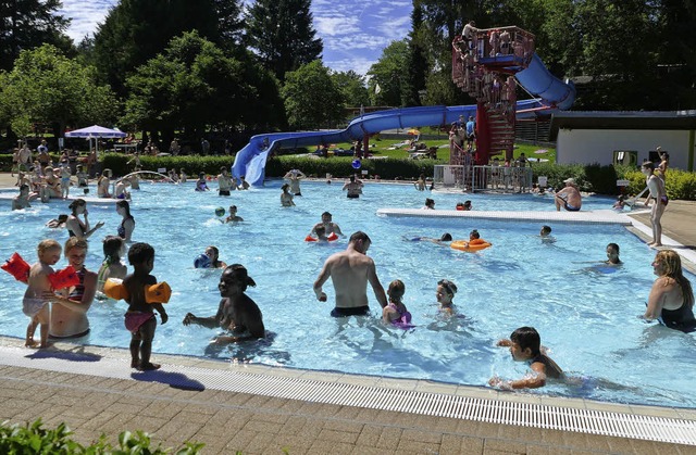 Viel los ist derzeit im Kanderner Freibad.   | Foto: Maier