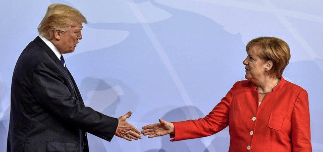 Hndedruck in Hamburg:  US-Prsident D...anzlerin Angela Merkel begren sich.   | Foto: dpa