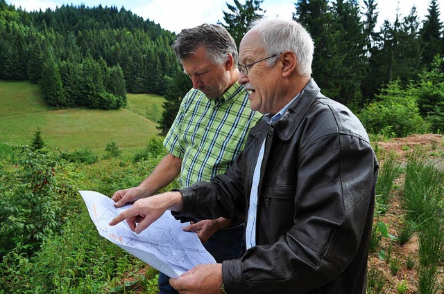 Gerd Schnbett (links) und Rolf Vollmer erkunden das Gebiet.  | Foto: Nicolai Kapitz