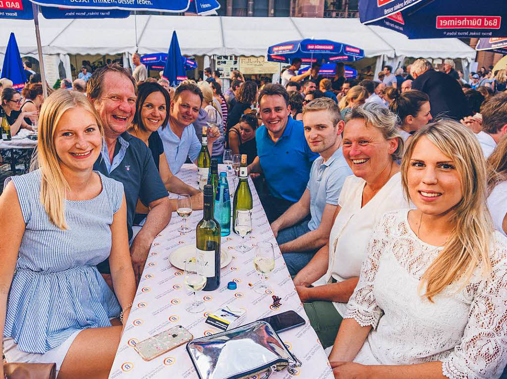 Bei herrlichem Abendlicht feierten die Freiburger beim Freiburger Weinfest auf dem Mnsterplatz. Die Stimmung war sehr gut, auch aufgelegt wurde.
