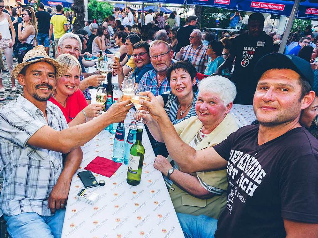 Bei herrlichem Abendlicht feierten die Freiburger beim Freiburger Weinfest auf dem Mnsterplatz. Die Stimmung war sehr gut, auch aufgelegt wurde.