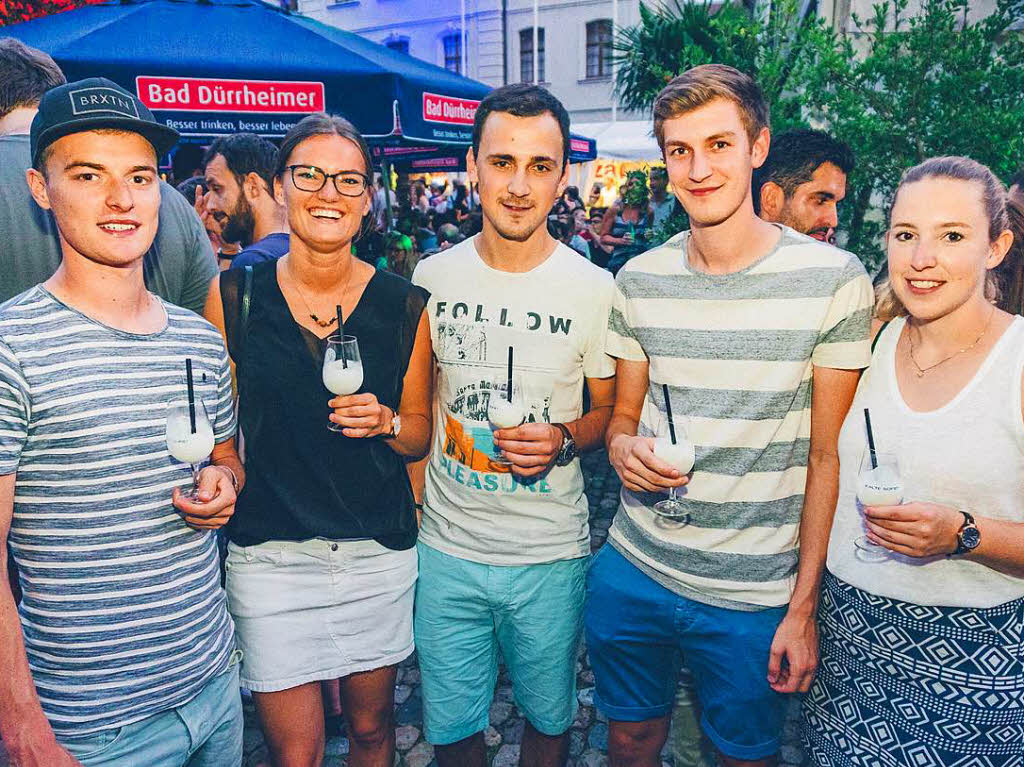 Bei herrlichem Abendlicht feierten die Freiburger beim Freiburger Weinfest auf dem Mnsterplatz. Die Stimmung war sehr gut, auch aufgelegt wurde.