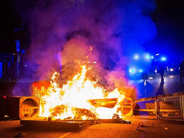 Die Konfrontation war deutlich weniger heftig als in den Nchten davor.  | Foto: dpa