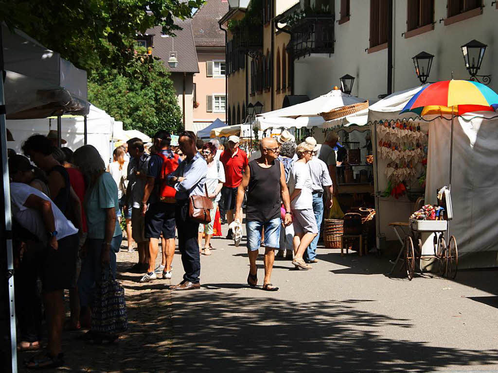 Reges Markttreiben bei tropischen Temperaturen.