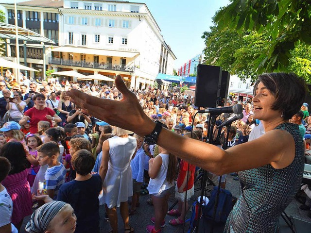 Nora Simdorn  stimmte auf den Gesangstag ein.  | Foto: Barbara Ruda