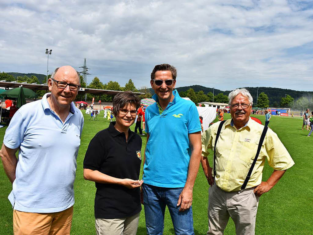 Der TV Rheinfelden hat wieder in Kooperation mit der Sparkasse Lrrach-Rheinfelden einen Sport- und Spielparcours veranstaltet. Torwandschieen, Wasserspiele, Kleinfeld-Tennis und Modellschiffen wurden unter anderem geboten.