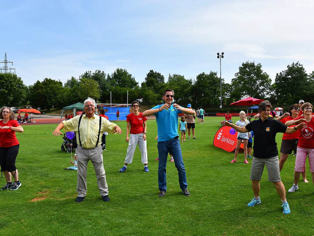 Der TV Rheinfelden hat wieder in Kooperation mit der Sparkasse Lrrach-Rheinfelden einen Sport- und Spielparcours veranstaltet. Torwandschieen, Wasserspiele, Kleinfeld-Tennis und Modellschiffen wurden unter anderem geboten.