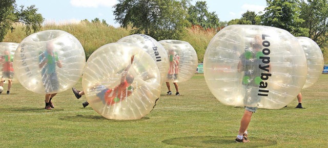 Sport, Spa und Spiele: Bei hochsommer... hatten beim Bubble Soccer ihren Spa.  | Foto: Christa Maier