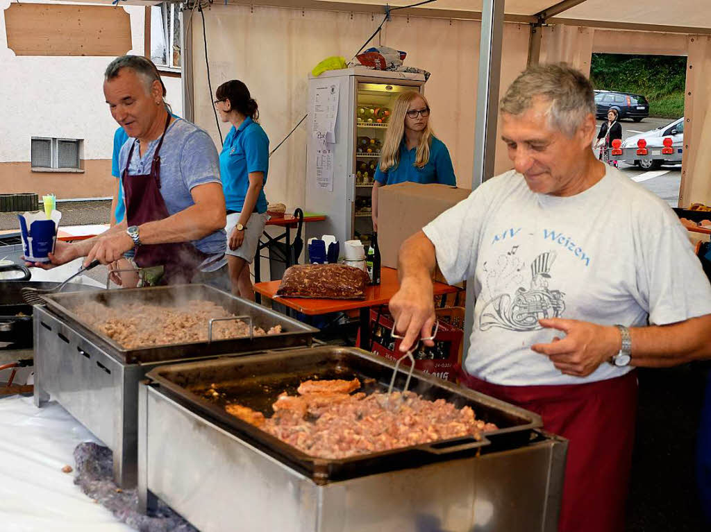 Der Musikverein Weizen war als Betreiber des Standes der Vereinsgemeinschaft auf große Nachfrage nach Gyros eingestellt. Der Musikverein Weizen war als Betreiber des Standes der Vereinsgemeinschaft auf große Nachfrage nach Gyros eingestellt.