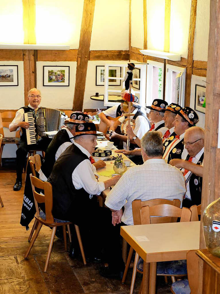 Die Brunlinger Scherenschleifer musizierten selbst whrend einer Pause in der gemtlichen Schr des Schwarzwaldvereins.
