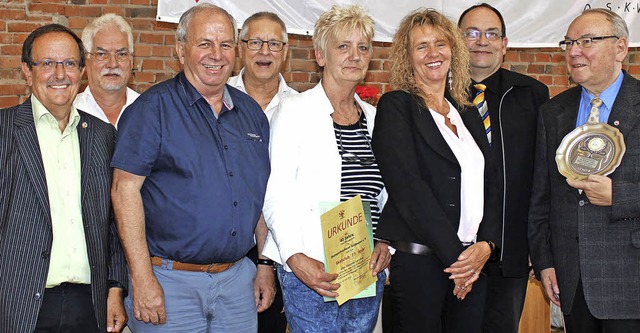 Verbands- und Vereinsvertreter gruppie... Thiesen (rechts)  zum Jubilumsfoto.   | Foto: Mario Schneberg/dpa