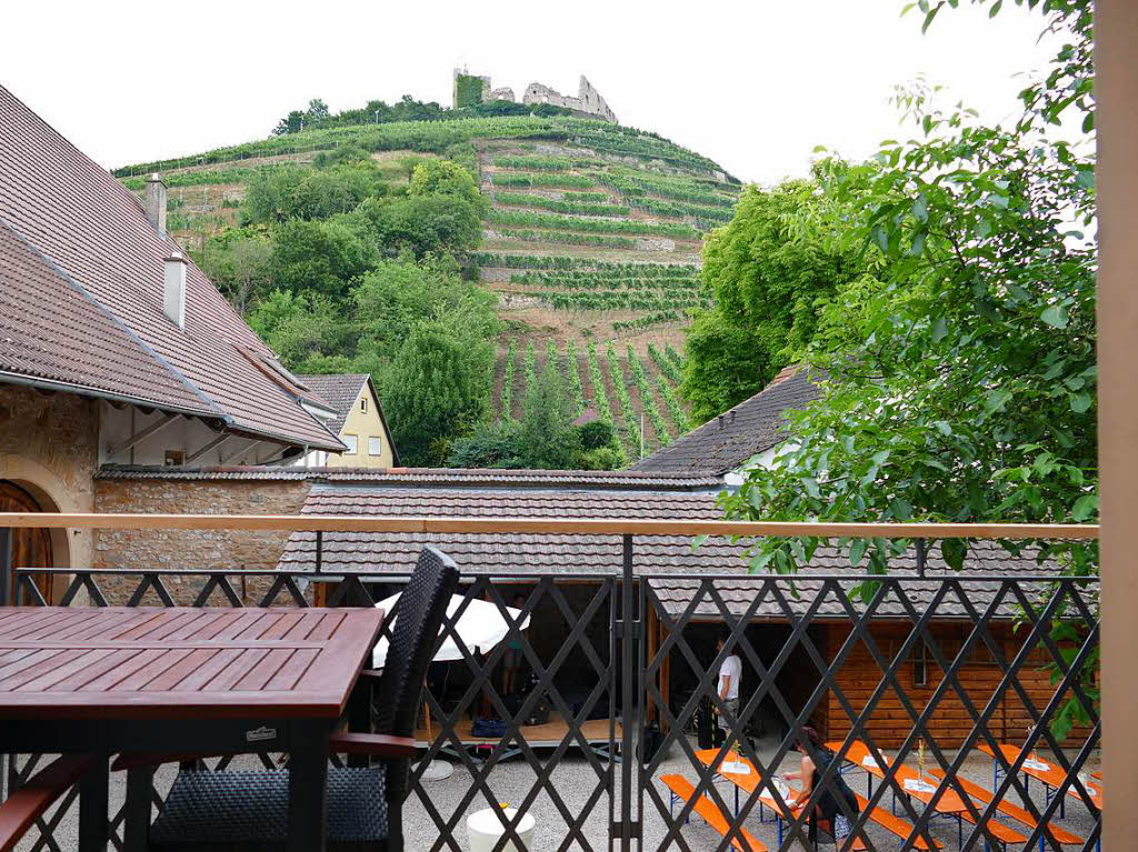Blick vom neuen Balkon der Ferienwohnungen auf den Schlossberg. Blick vom neuen Balkon der Ferienwohnungen auf den Schlossberg.