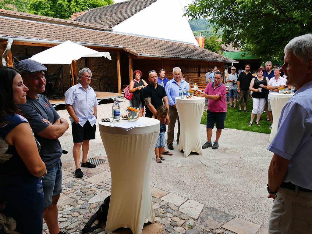 Bürgermeister Michael Benitz (rechts) nannte den Umbau „einen Glücksfall für Staufen“. Bürgermeister Michael Benitz (rechts) nannte den Umbau „einen Glücksfall für Staufen“.