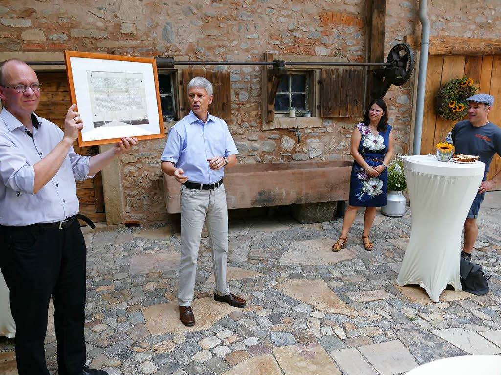 Stadtarchivar Jörg Martin (links) hatte die Urkunde der ersten Erwähnung der Mayermühle aus dem Jahr 1359 aufgetrieben und reproduzieren lassen... Stadtarchivar Jörg Martin (links) hatte die Urkunde der ersten Erwähnung der Mayermühle aus dem Jahr 1359 aufgetrieben und reproduzieren lassen...