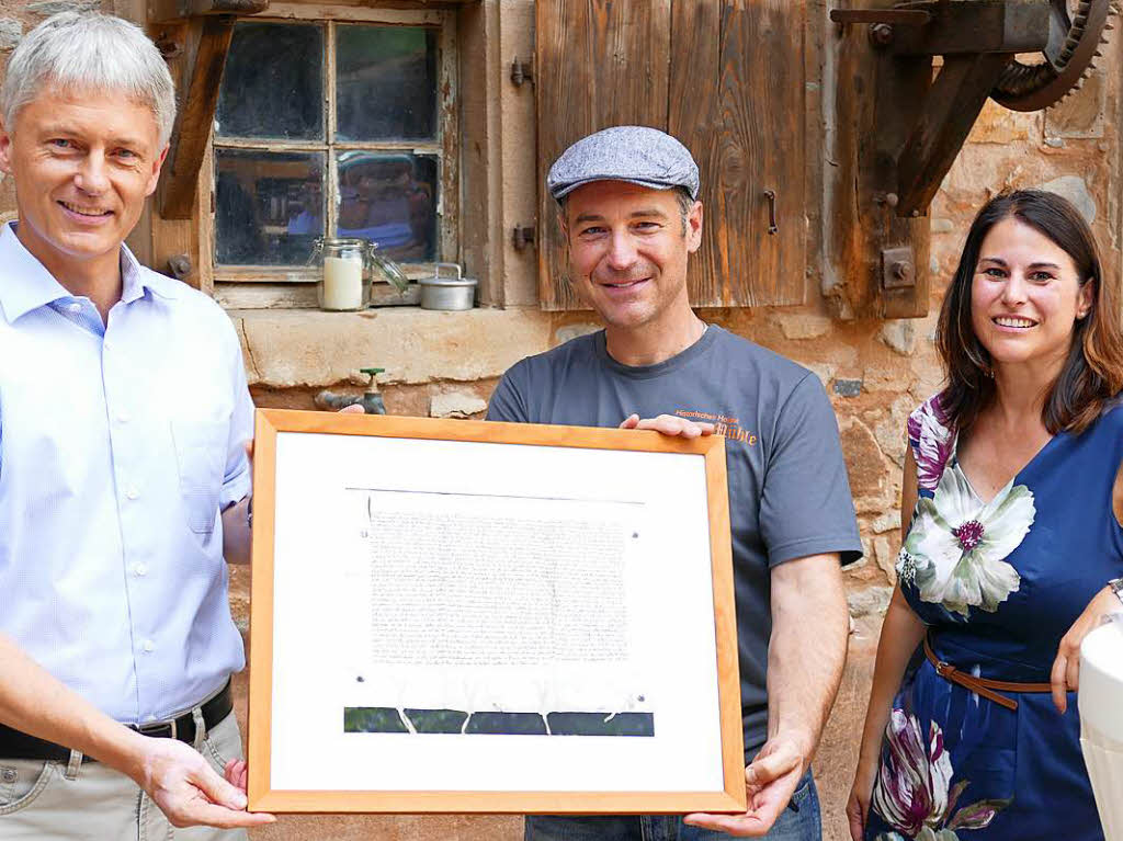 … die Bürgermeister Benitz den Bauherren als Geschenk der Stadt überreichte. … die Bürgermeister Benitz den Bauherren als Geschenk der Stadt überreichte.