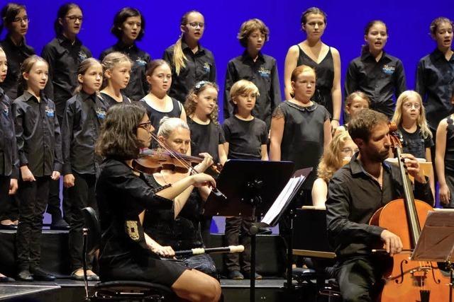 50 deutsche und franzsische Kinder singen gemeinsam im Burghof Lrrach