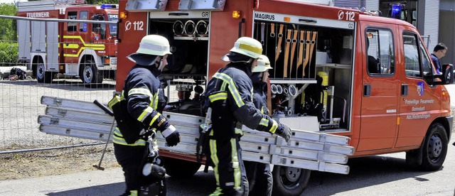 Die  Feuerwehr Bonndorf-Wellendingen b...eitern zu einem simulierten Brandort.   | Foto: Herbrig