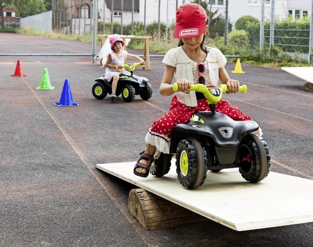 Die Kindertagessttte &#8222;Pfiffikus...tehen: Austoben beim Bobbycar-Rennen.   | Foto: Fotos: Gabriele Zahn