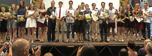 Preistrger des Abiturjahrgangs 2017, darunter auch mehrfach ausgezeichnete  | Foto: Georg Vo