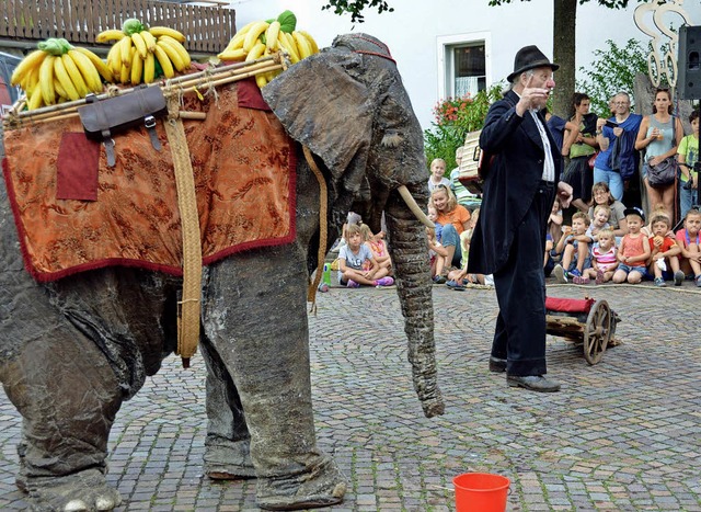 Clown Kaspar brachte Elefant Rudi mit.  | Foto: Gerhard Lck