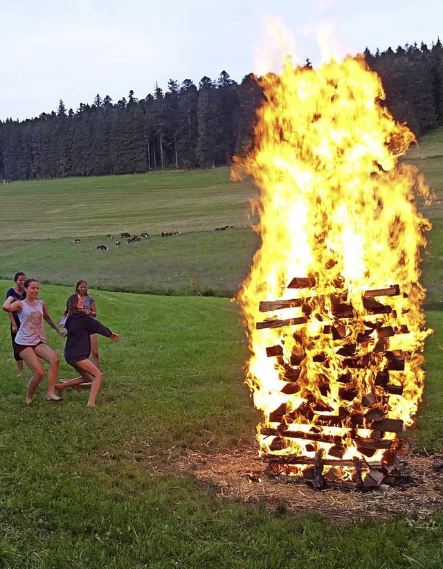 Sobald das Feuer abgebrannt ist,  hei...eisen und barfu ber die Glut gehen.   | Foto: Privat