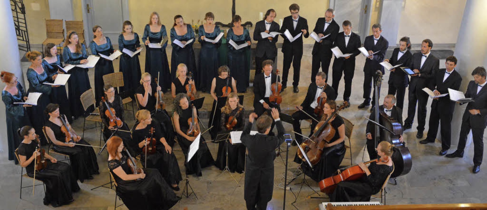 Schöne Stimmen: die Sängerinnen und Sä...Choro aus Prag samt Instrumentalisten   | Foto: Ruda