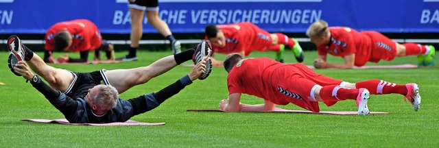Christian Streich und seine Kicker  re... Vorbereitung auf kommenden Aufgaben.   | Foto:  DPA
