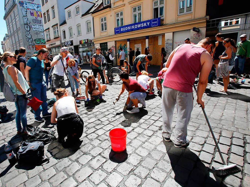 Die Teilnehmer der Aufrumaktion putzen das Schulterblatt im Schanzenviertel in Hamburg