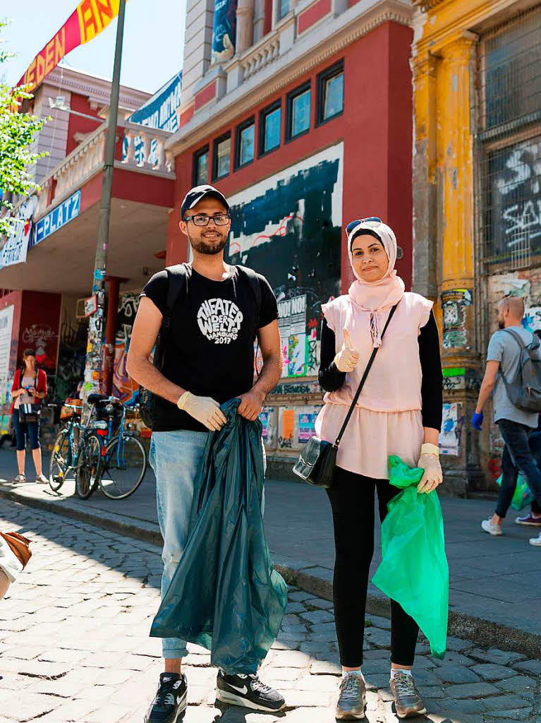 Auch Mohamed und Walaa aus Syrien helfen beim Aufrumen vor der Roten Flora