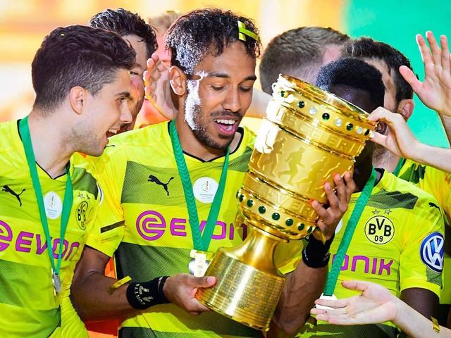 Der BVB hat den DFB-Pokal in der verga...gegen Rielasingen-Arlen nach Freiburg.  | Foto: AFP