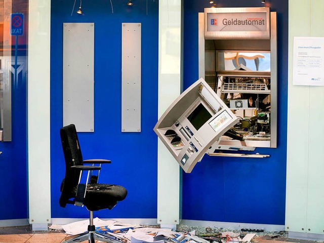 Die Tatverdchtigen sollen mehrere Geldautomaten geknackt haben.  | Foto: dpa