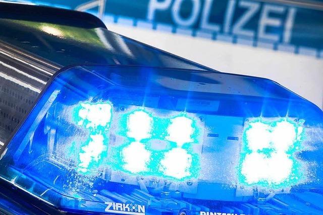 Zwei Autofahrer kollidieren auf der Alten Bundesstrae in Gundelfingen