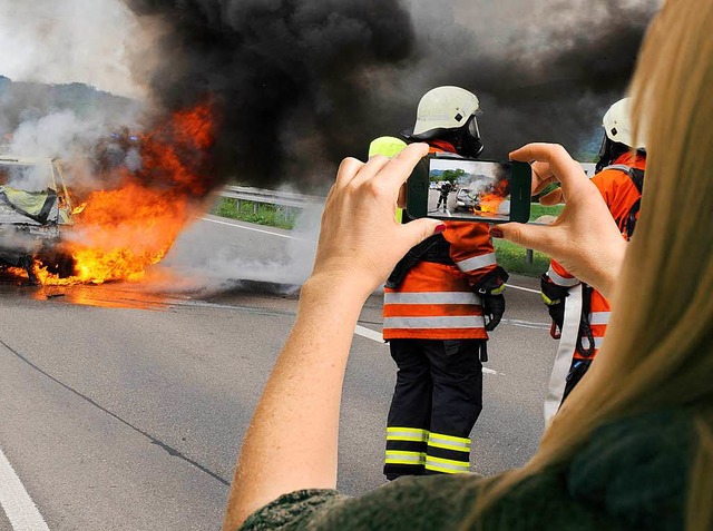 Schaulustige mit Smartphone gehren an Unfallorten zum Alltag  | Foto: dpa Deutsche Presse-Agentur