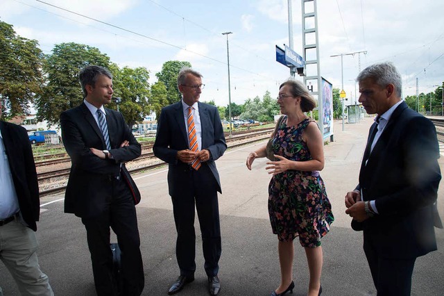 Politiker, die auf Bahnhfen stehen: d...und Landtagsabgeordneter Patrick Rapp.  | Foto: Volker Mnch