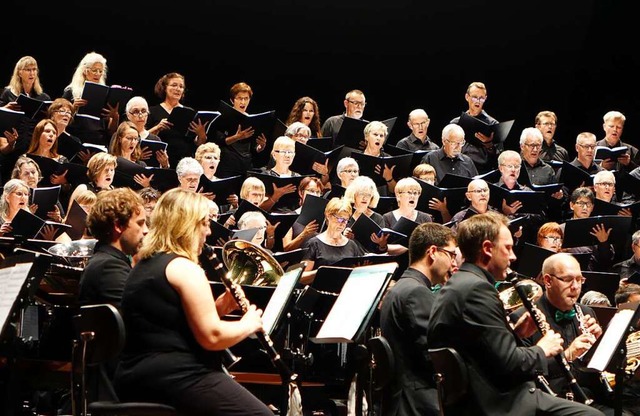 Das sinfonische Blasorchester Lure und...; beeindruckten auf der Burghof-Bhne.  | Foto: Roswitha Frey