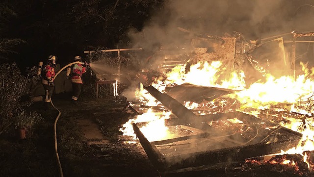 Nicht mehr viel zu retten gab es fr die Wehr beim Brand dieser Gartenhtte.  | Foto: Feuerwehr Herbolzheim