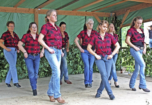 Die Line-Dance-Gruppe zog  am Sonntagn...Aufmerksamkeit der Zuschauer auf sich.  | Foto: Dorothe Kuhlmann