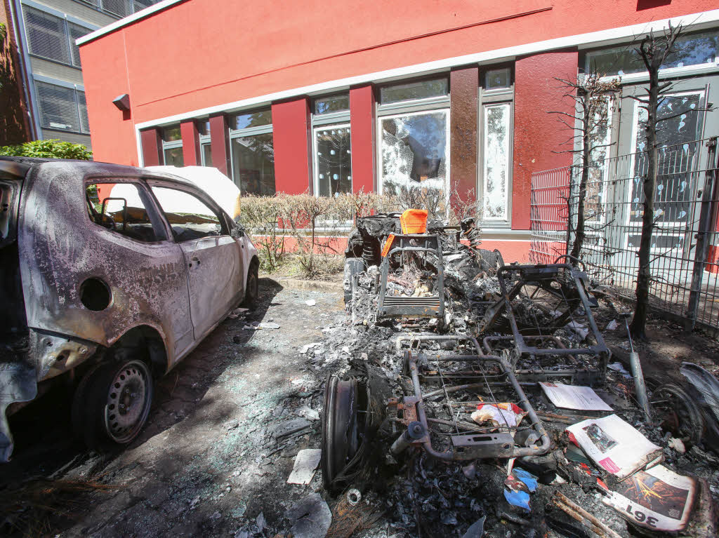 Zwei ausgebrannte Fahrzeuge stehen auf dem Hof einer Pflegeeinrichtung fr Senioren in Altona
