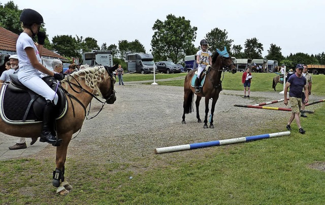 Das Pferd wartet geduldig, whrend die Reiterin das Ziel anvisiert.  | Foto: Heidrun Simoneit