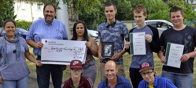 <BZ-FotoAnlauf>Gewerbeschule:</BZ-Foto...erverein berreichen den Sozialpreis.   | Foto: Schule