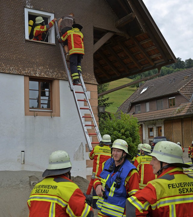 Hchste Konzentration bei der Personen... mit der Leiter aus dem alten Gebude.  | Foto: Benedikt Sommer