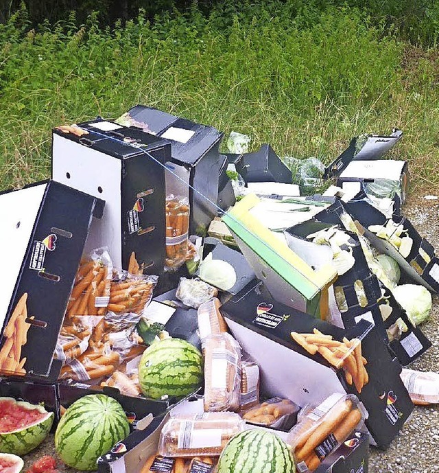 Die im Wald abgeworfene Ladung Obst und Gemse   | Foto: Polizei