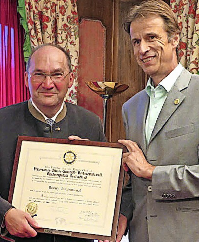 Konstantin Sell (links) bergibt die Prsidentschaft an Markus Theien.  | Foto: Rotary Club Hochschwarzwald