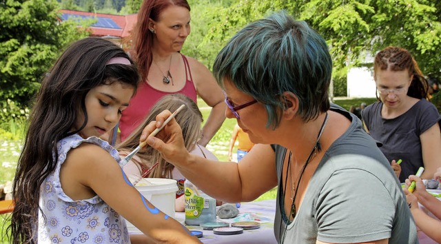 Die Kinder wurden bei der Labyrinthfei...oos von Sandra  Neuhold bunt bemalt.    | Foto: Andreas Bhm